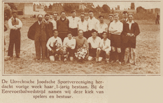 874057 Groepsportret van het voetbalelftal en het bestuur van Utrechtsche Joodsche Sportvereeniging, bij de ...